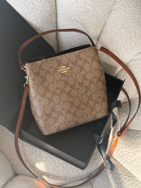 حقيبة كوتش طويل لون عسلي وبيج